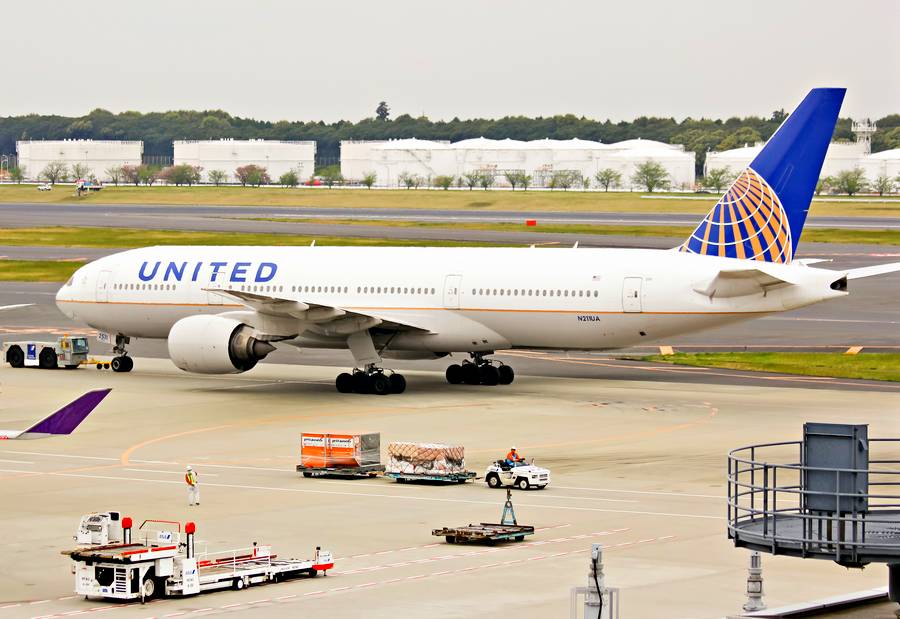 INCIDENT: United 777 Enters Dive After Takeoff!