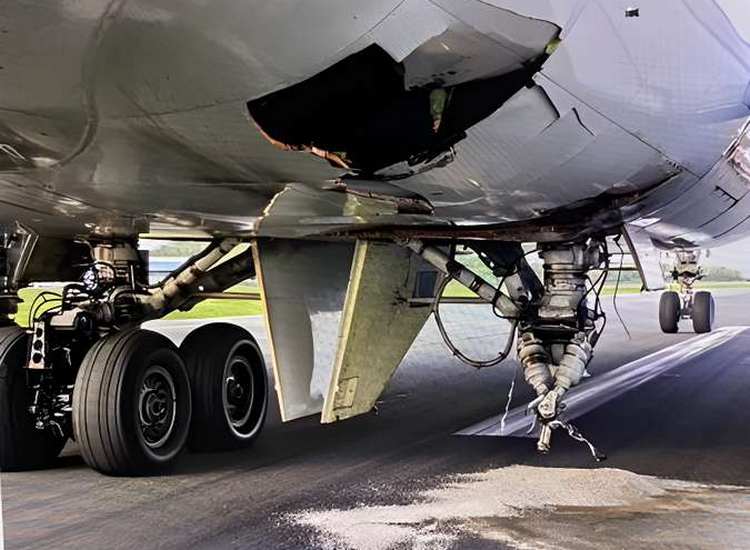 ACCIDENT: Cargolux 747 Gear Bogey Goes Flying!