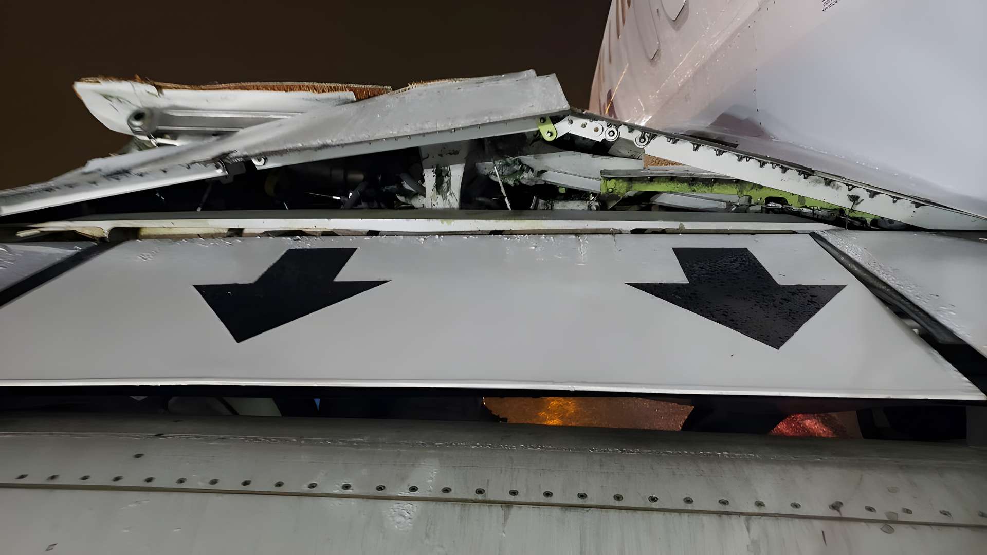 ACCIDENT: Alaska 737-800 Gear Leg Punches Through Wing