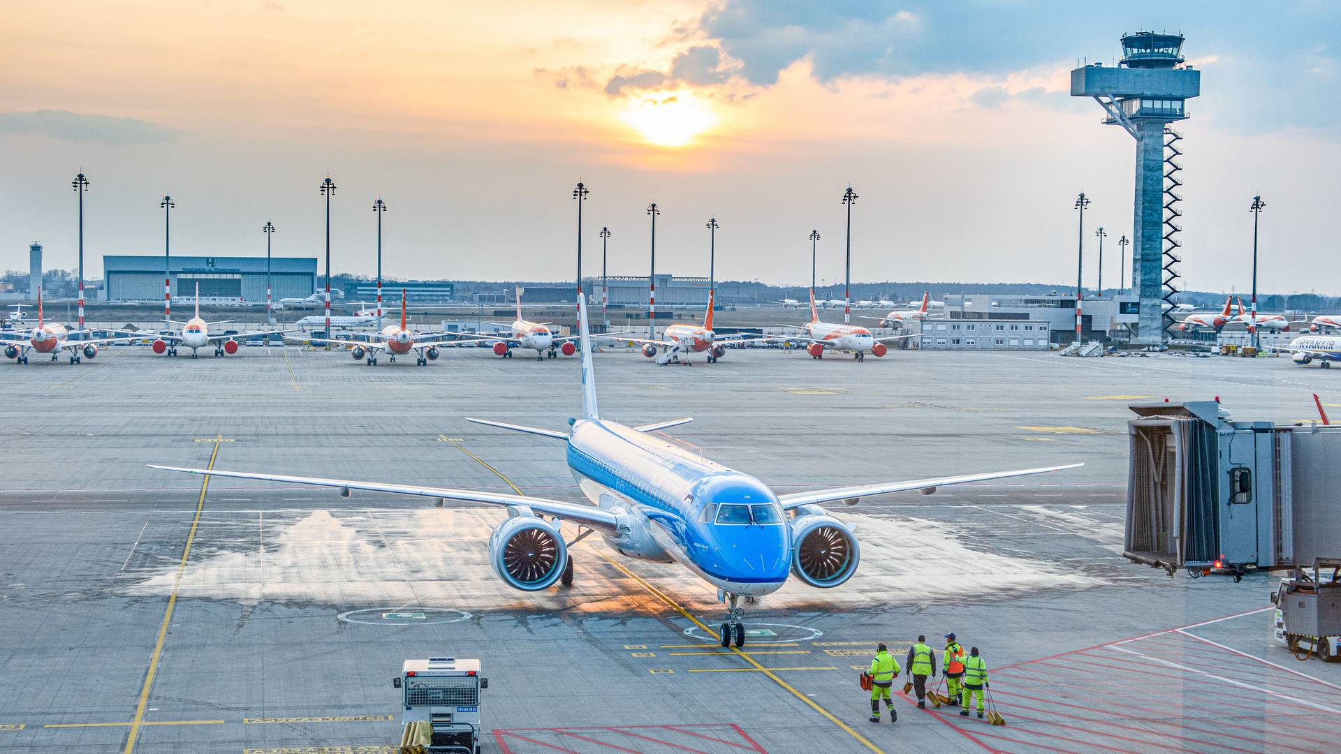 Dual Input Mistake Causes Tricky KLM E195-E2 Takeoff
