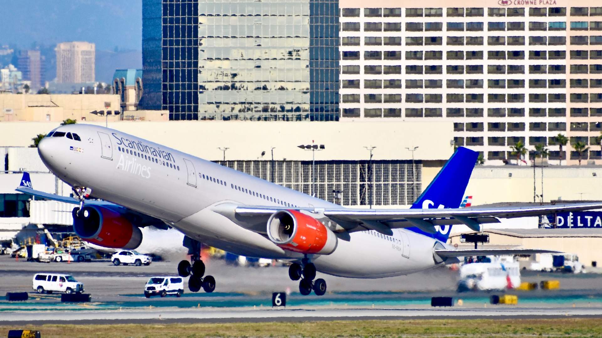 HOW Did An SAS Passenger Fly To LAX With NO Ticket?!
