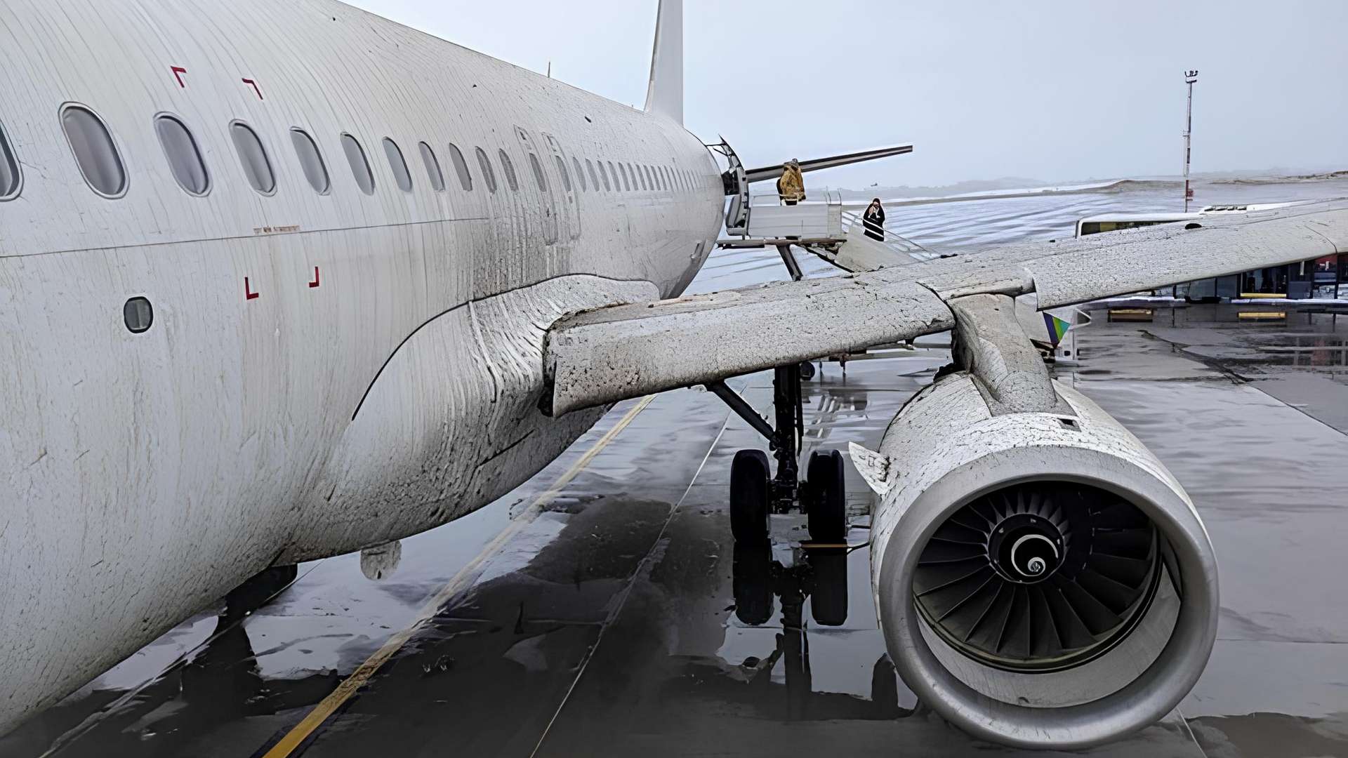 ACCIDENT – Avion Express A320 Runway Excursion In The Mud!