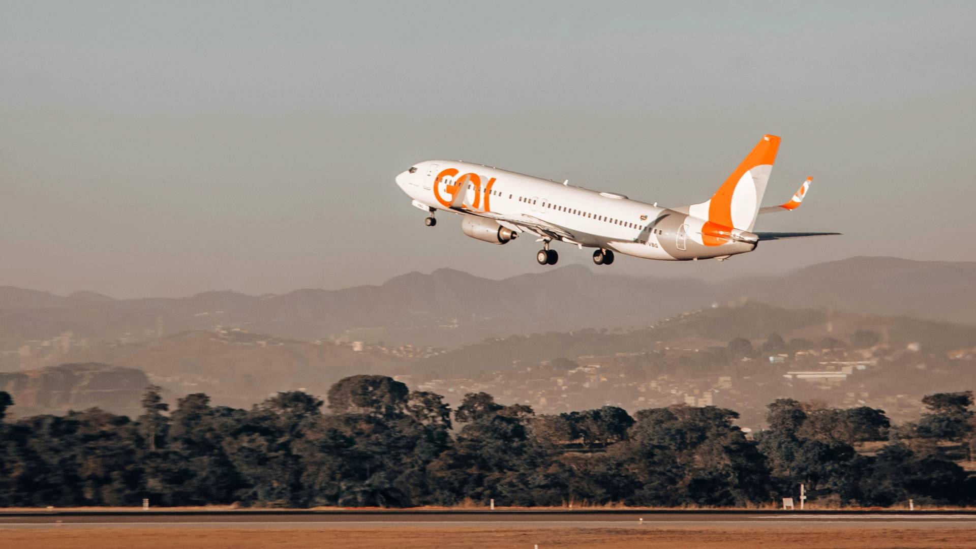 Are Airlines Really Trying to “Poach” Each Other’s Aircraft?